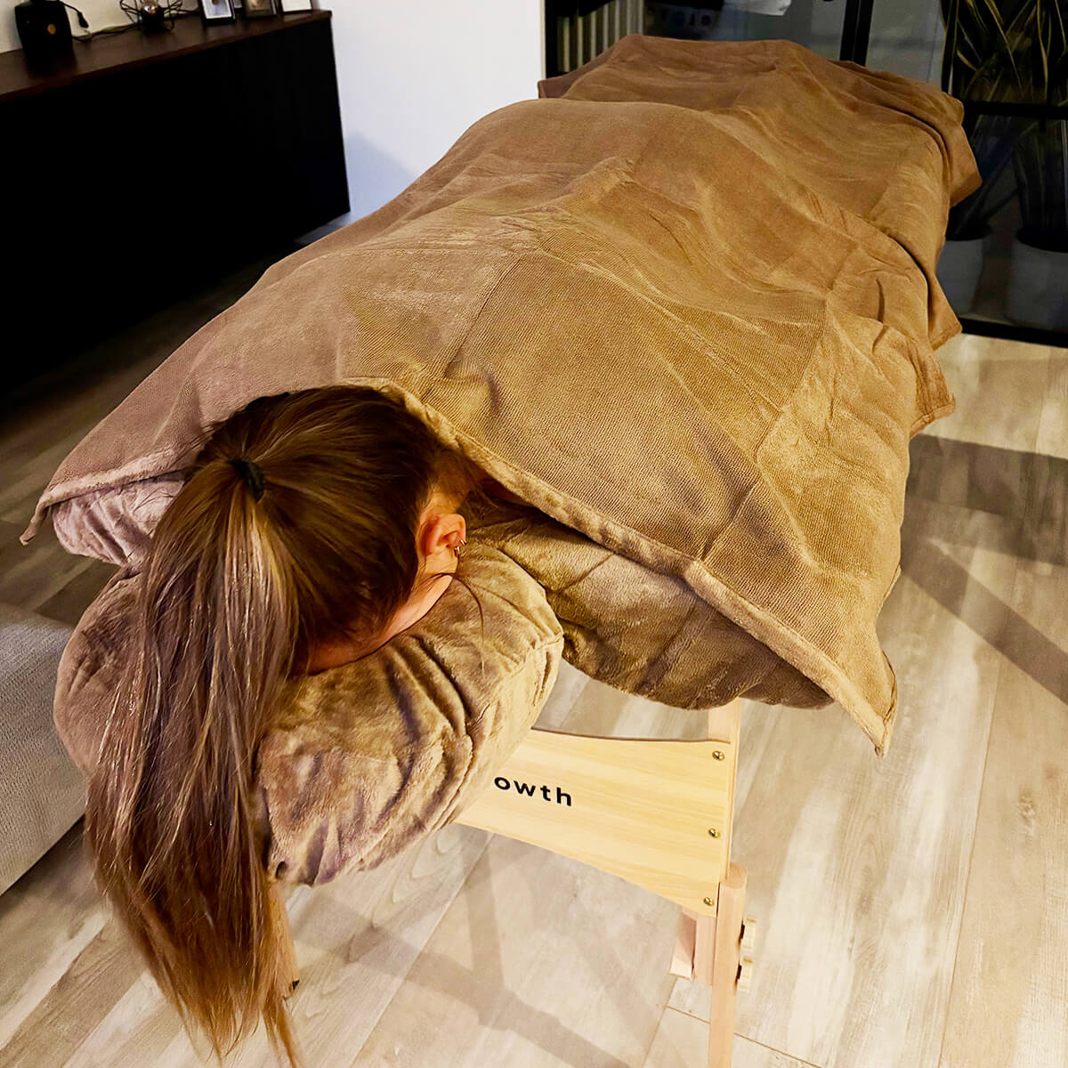 Klant op de massagetafel tijdens een massage aan huis in Vlaardingen