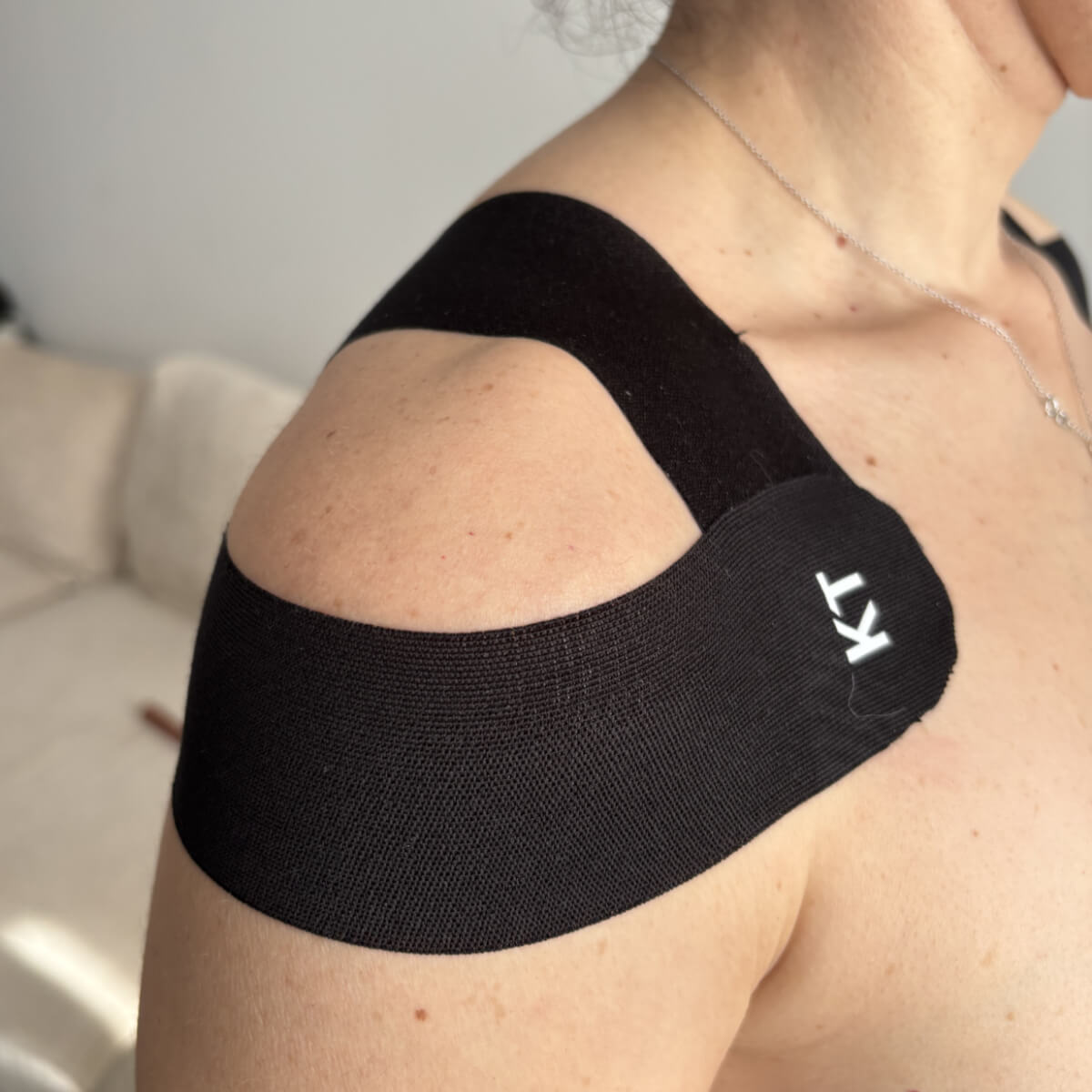 Kinesio tape aan de voorzijde schouder voor houdingcorrectie